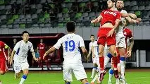 国王杯半决赛首场对决：巴塞罗那与马德里竞技激战，争夺晋级先机与场上优势