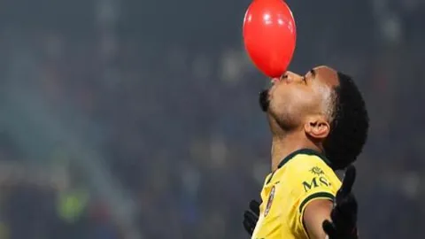 足球荣耀！75岁霍奇森获伦敦金融城荣誉市民赞誉